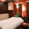 HOTEL ZERO2(渋谷区/ラブホテル)の写真『104号室（入口から部屋奥）』by 格付屋