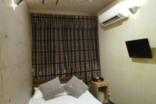 HOTEL Fine(ファイン)(新宿区/ラブホテル)の写真『306号室（入口横から部屋奥）』by 格付屋