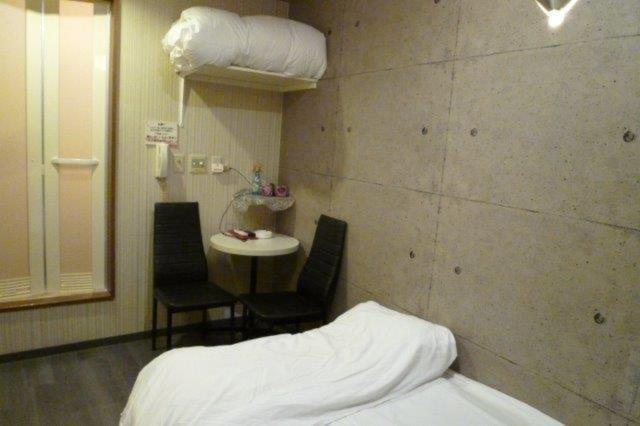 HOTEL Fine(ファイン)(新宿区/ラブホテル)の写真『306号室（部屋奥から入口横方向）』by 格付屋