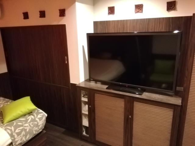 HOTEL Gran Bali Resort（グランバリリゾート）(川崎市川崎区/ラブホテル)の写真『301号室利用。TVやアメニティはこちらに。』by キジ