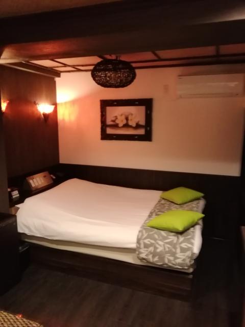 HOTEL Gran Bali Resort（グランバリリゾート）(川崎市川崎区/ラブホテル)の写真『301号室利用。部屋の感じです。暗くて狭いですが、割りといい雰囲気です。(^_^;)』by キジ