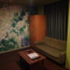 STARGATE HOTEL(スターゲート)(横浜市中区/ラブホテル)の写真『302号室 ソファ くたびれてます』by Plumper