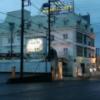 ホテル ウォーターゲート沼津(沼津市/ラブホテル)の写真『雨の日の夕方の外観と料金表です。』by キジ