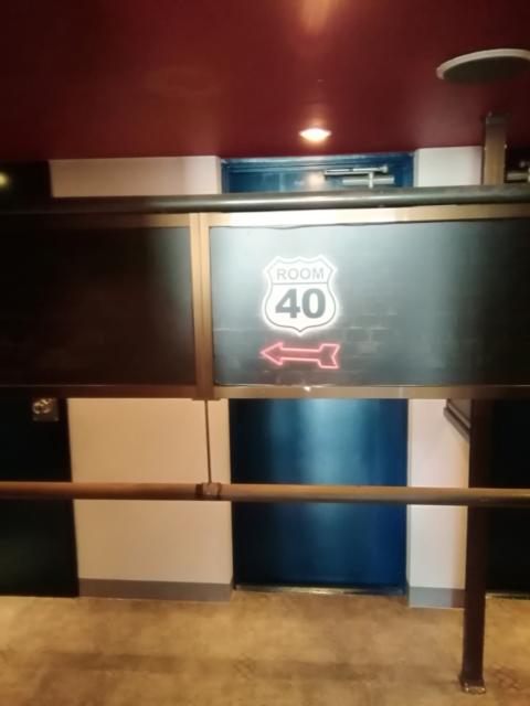 555MOTEL　NUMAZUⅠ(沼津市/ラブホテル)の写真『40号室利用。駐車場の後ろの扉を開けると、先ずは通路に出ます。』by キジ