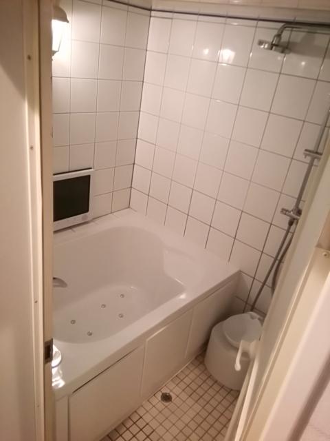 555MOTEL　NUMAZUⅠ(沼津市/ラブホテル)の写真『40号室利用。右手にはお風呂が。壁と床がﾘﾆｭｰｱﾙしてない感じ。』by キジ