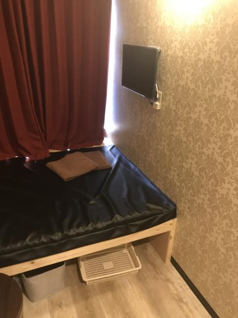 Rental room池袋MR(豊島区/ラブホテル)の写真『(8号室)ベッド2。テレビがありましたが、リモコン見つからず(T . T)。タオルは2枚ありました。』by こーめー