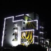 HOTEL TIGER&DRAGON（タイガー＆ドラゴン）(岐阜市/ラブホテル)の写真『夜の外観』by キセキと呼ぶ他ない