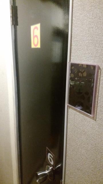 レンタルルーム ビスタ(新宿区/ラブホテル)の写真『6号室　入口　ドアの前に鏡』by 上戸 信二