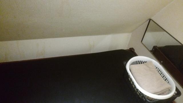 レンタルルーム ビスタ(新宿区/ラブホテル)の写真『6号室　全体　天井が斜めの壁』by 上戸 信二