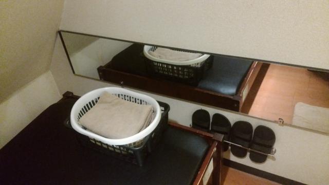 レンタルルーム ビスタ(新宿区/ラブホテル)の写真『6号室　壁面鏡　タオルとサンダル』by 上戸 信二