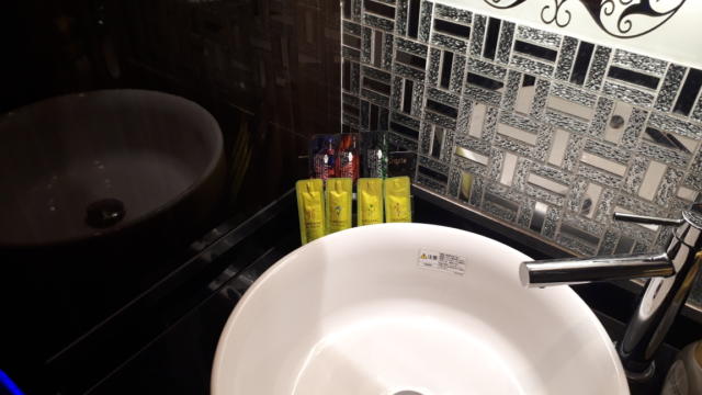 HOTEL AUGUSTA(荒川区/ラブホテル)の写真『652号室　お風呂手前の洗面台完備のアメニティ類』by へんりく