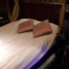 HOTEL AUGUSTA(荒川区/ラブホテル)の写真『652号室　玄関入ってすぐからのベッド』by へんりく