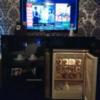 イーアイ五反田(品川区/ラブホテル)の写真『303号室 ベッドの足元にテレビ。その下に販売用冷蔵庫と食器類』by なめろう