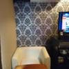 イーアイ五反田(品川区/ラブホテル)の写真『303号室 テレビ左に1人がけのソファーが1つとテーブル。上にエアコン』by なめろう