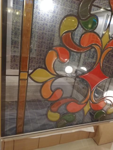 ホテル ハニー(江戸川区/ラブホテル)の写真『403号室浴室と部屋が相互で丸メゾン見えのステンドグラス2』by ところてんえもん