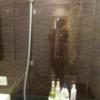 HOTEL ZERO(横浜市港北区/ラブホテル)の写真『405号室（シャワー部分です。ヘッドは壁向きでした。気遣いを伺えますね）』by 格付屋