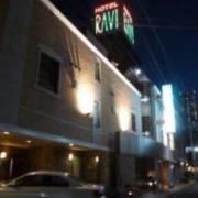 ホテル ラヴィ(川崎市中原区/ラブホテル)の写真『夜の外観。中原街道側から撮影』by 格付屋