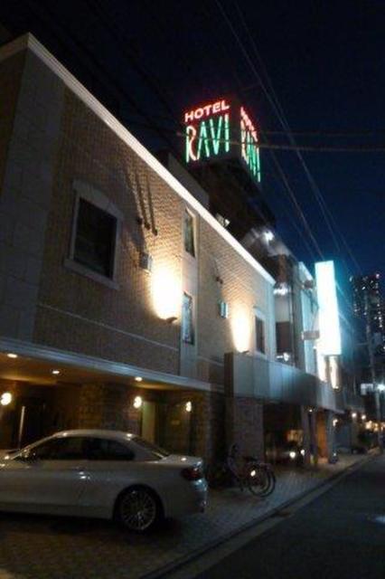 ホテル ラヴィ(川崎市中原区/ラブホテル)の写真『夜の外観。中原街道側から撮影』by 格付屋