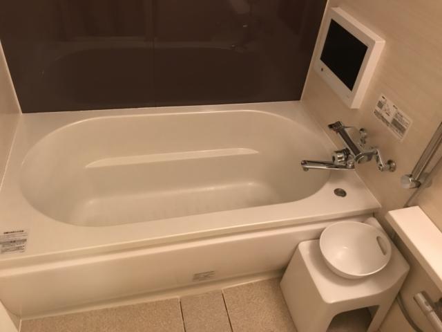 HOTEL ROY（ロイ）(横浜市南区/ラブホテル)の写真『（604号室）浴槽。テレビも付いていて、二人で入っても充分です。』by こーめー