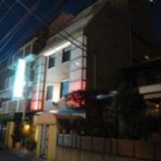 ホテル ラヴィⅡ(川崎市中原区/ラブホテル)の写真『夜の外観。中原街道側から撮影』by 格付屋