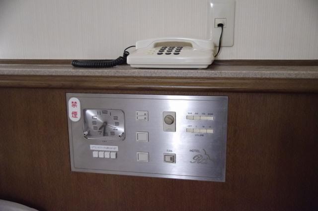 ホテルレイ(豊島区/ラブホテル)の写真『155号室　電話と調整パネル』by マーケンワン