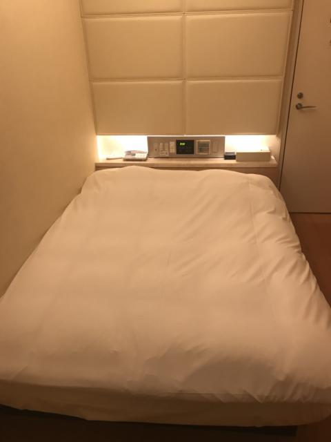 HOTEL ROY（ロイ）(横浜市南区/ラブホテル)の写真『（203号室）ベッド。広めで枕は２つ。頭のところにパネルやエアコンのスイッチがありました。』by こーめー
