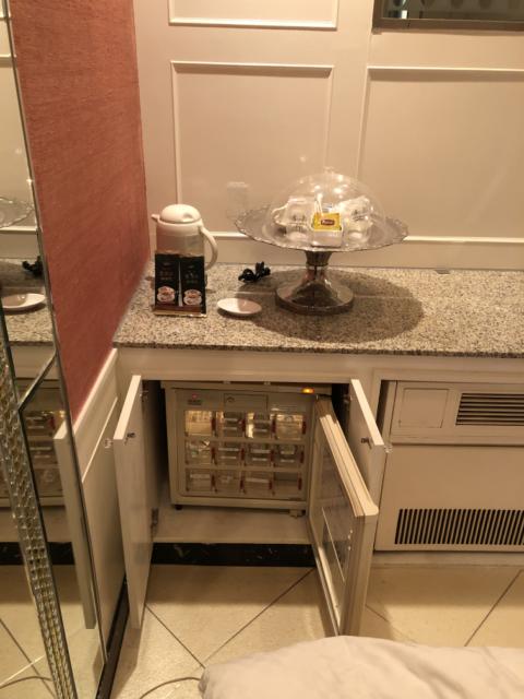 ラモード新宿(新宿区/ラブホテル)の写真『205号室 冷蔵庫 お茶セット』by サトナカ