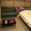 アネックス(川口市/ラブホテル)の写真『（202号室）ソファーとテーブルです。ベッド上に物が置いてあります。』by こーめー