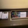 ホテルViVi(相模原市/ラブホテル)の写真『302号室のベッドサイドにある電話と照明等のコントロールパネル』by miffy.GTI