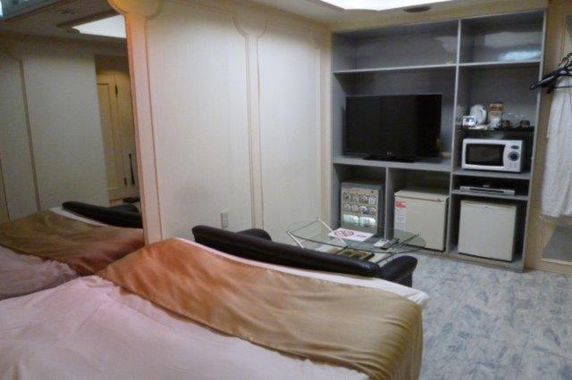 遊楽膳(新宿区/ラブホテル)の写真『202号室(部屋奥から入口横)』by 格付屋