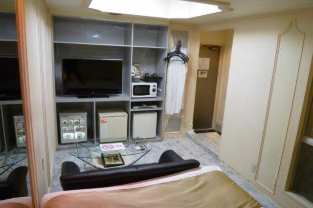 遊楽膳(新宿区/ラブホテル)の写真『202号室(部屋奥から入口)』by 格付屋