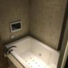 ホテル M by 南の風風力3(沼津市/ラブホテル)の写真『310号室 浴室と浴室テレビ』by ま〜も〜る〜