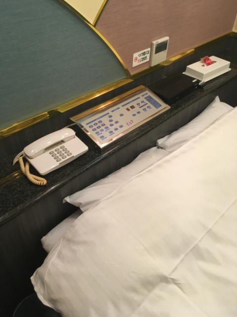ホテル ピュア(大田区/ラブホテル)の写真『302号室 ベッド周り』by 林 寅之助