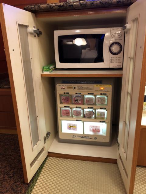 HOTEL Perrier(ペリエ)(新宿区/ラブホテル)の写真『501号室 電子レンジ と グッズ自販機』by サトナカ