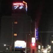 ホテル プチ(春日井市/ラブホテル)の写真『夜の外観』by まさおJリーグカレーよ