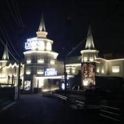 HOTEL DION -DREAMS IN RESORT(三好町/ラブホテル)の写真『夜の外観』by まさおJリーグカレーよ