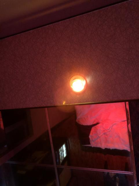 遊楽膳(新宿区/ラブホテル)の写真『305号室 室内の赤い照明』by サトナカ
