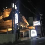 HOTEL ZEROⅡ YOKOHAMA(横浜市神奈川区/ラブホテル)の写真『夜の外観』by まさおJリーグカレーよ