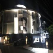 HOTEL TSUBAKI 戸塚店(横浜市戸塚区/ラブホテル)の写真『夜の外観』by まさおJリーグカレーよ