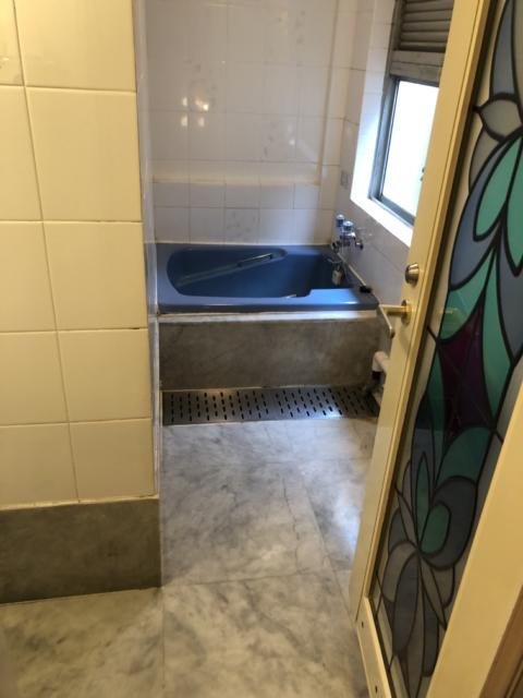ホテル 日光(台東区/ラブホテル)の写真『301号室 お風呂場 滑りやすい床なので注意！ 浴槽は1人がやっと お湯は水との調整式 シャワーは普通の勢い』by みこすりはん