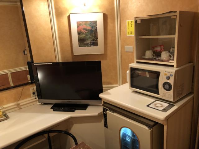 ホテル 日光(台東区/ラブホテル)の写真『301号室 備品類 エロテレビは3チャンネル有り 電子レンジ 冷蔵庫の中は有料』by みこすりはん