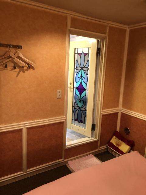 ホテル 日光(台東区/ラブホテル)の写真『301号室 ハンガーと風呂場とトイレ入り口』by みこすりはん