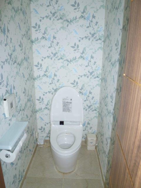 HOTEL AILU(アイル)(豊島区/ラブホテル)の写真『201号室（トイレ。自動開閉TOTO製です）』by 格付屋