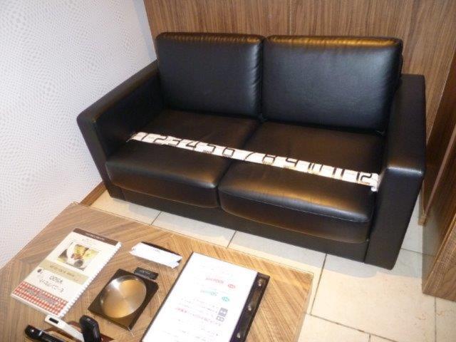 HOTEL AILU(アイル)(豊島区/ラブホテル)の写真『201号室（二人掛けソファ約130センチ）』by 格付屋