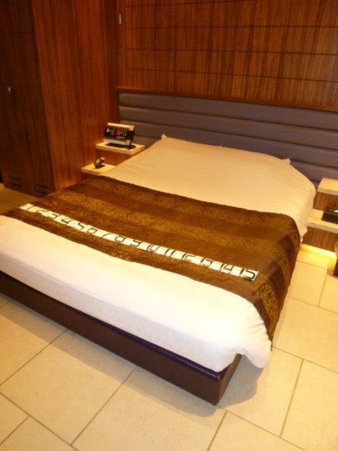 HOTEL AILU(アイル)(豊島区/ラブホテル)の写真『201号室（ベッドは型枠なし150センチ。ベッド周りの余裕があります。床材は石材タイル）』by 格付屋