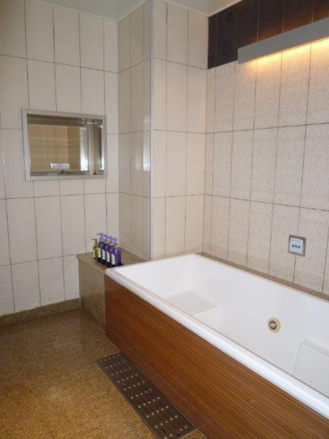 HOTEL AILU(アイル)(豊島区/ラブホテル)の写真『201号室（浴室入口から）』by 格付屋