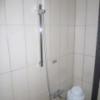 HOTEL AILU(アイル)(豊島区/ラブホテル)の写真『201号室（シャワー部分。スライド固定式。ヘッドも壁向き）』by 格付屋