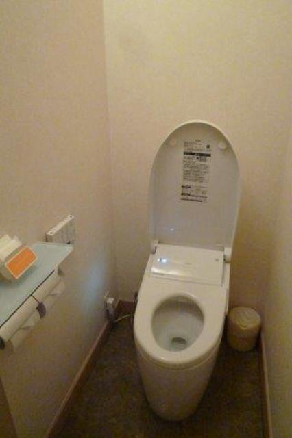 LISTO(リスト)(新宿区/ラブホテル)の写真『510号室（トイレ。TOTO製自動開閉型。スリッパなし）』by 格付屋