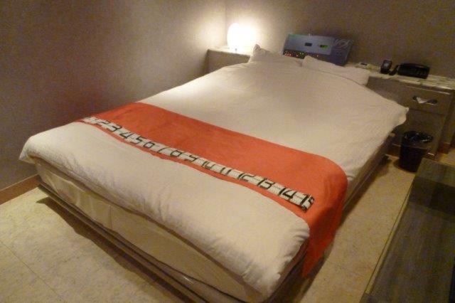 LISTO(リスト)(新宿区/ラブホテル)の写真『510号室（150センチベッド。両脇に余裕があります）』by 格付屋