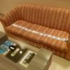 LISTO(リスト)(新宿区/ラブホテル)の写真『510号室（140センチ布製ソファ。ややへたり感が。）』by 格付屋